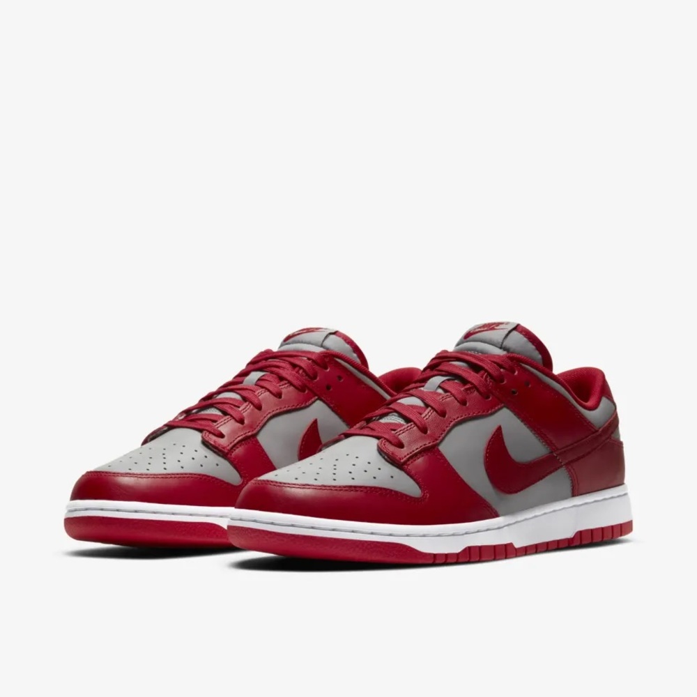 Nike Dunk Low
Retro Medium Grey Varsity Red